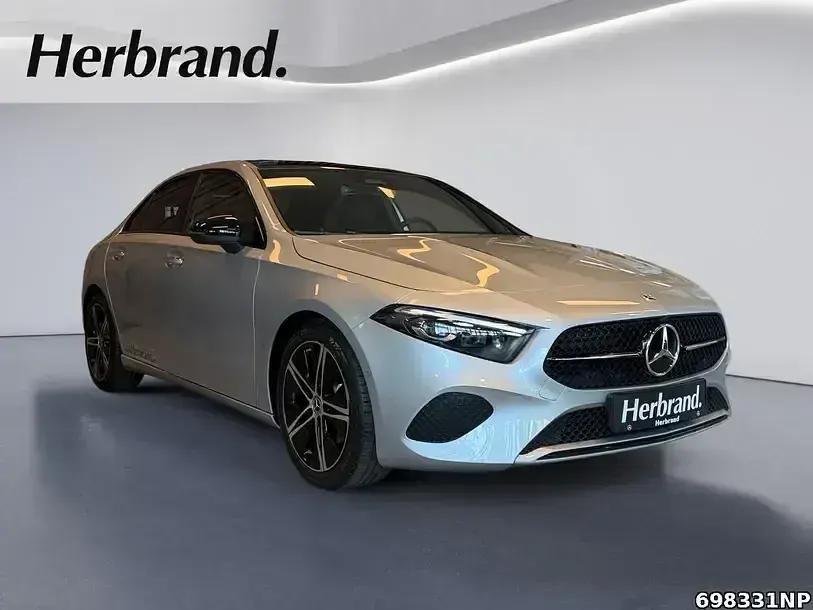 Neu Mercedes A200 Night 163 PS (119 kW) 2026 Metalliclack hightechsilber Limousine