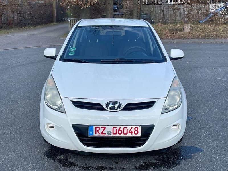 Gebraucht Hyundai i20 Classic 77 PS (56 kW) 2011 Weiß Kleinwagen