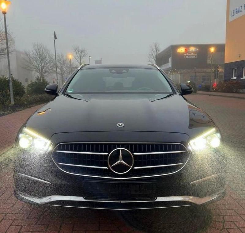 Schwarz Gebraucht 2021 Mercedes E300 Limousine | 26.500 € (Teuer) - Bild 1/4