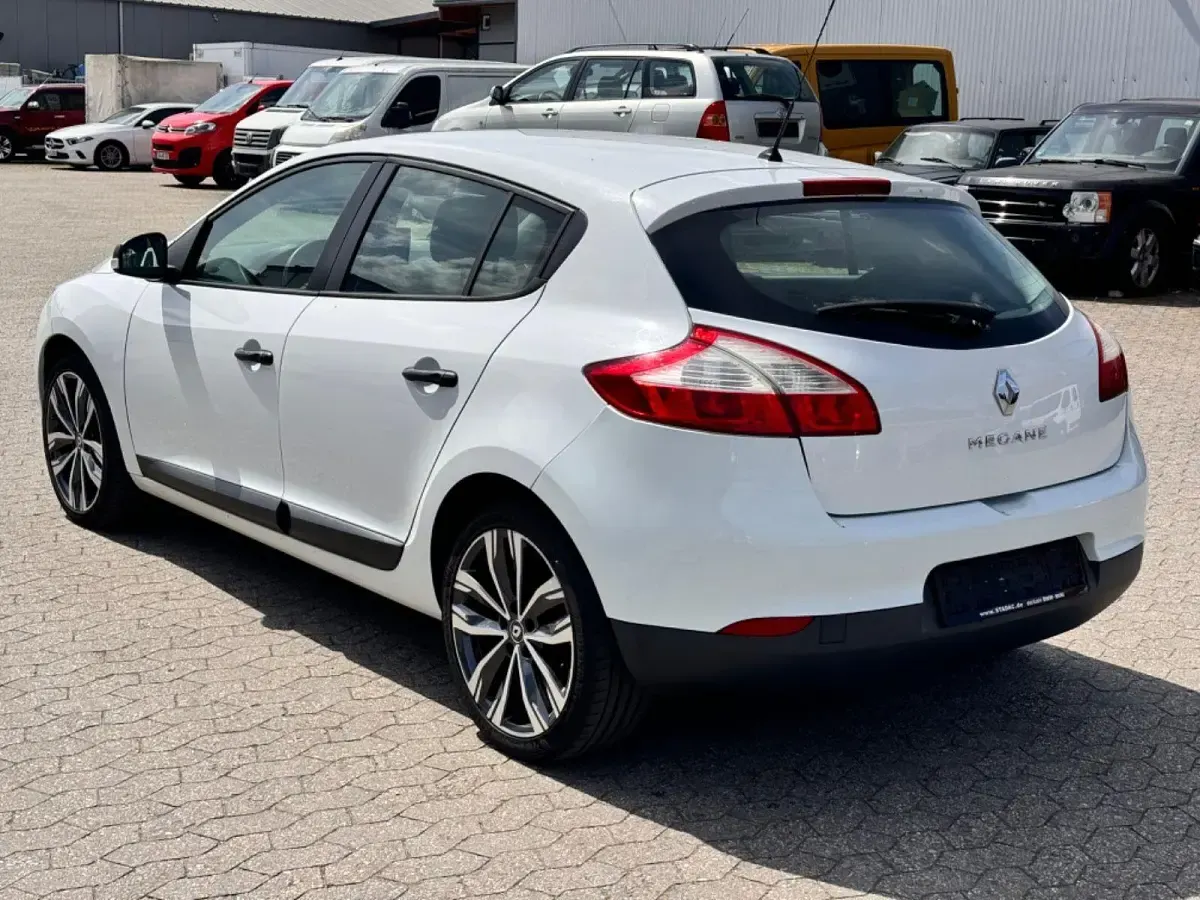 Gebraucht Renault Mégane Authentique 101 PS (74 kW) 2012 Weiß Limousine