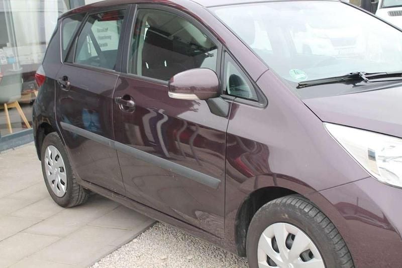 Gebraucht Toyota Verso-S Cool 99 PS (72 kW) 2012 Violett Van / Kleinbus