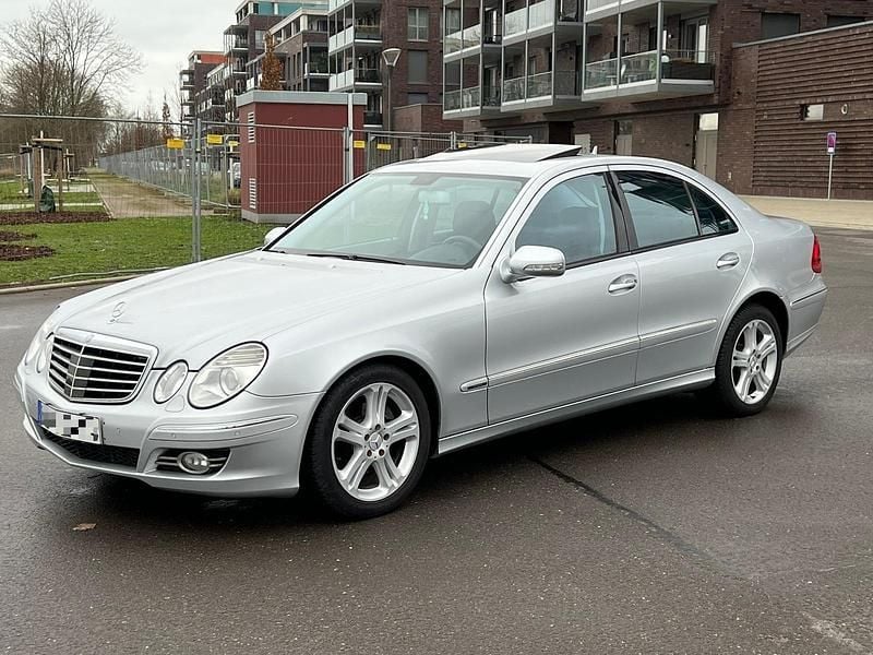 Silber Gebraucht 2008 Mercedes E320 Avantgarde Limousine | 5.700 € (Guter Preis) - Bild 1/4