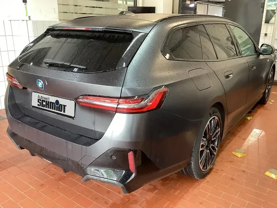 Gebraucht BMW 530e M Sport 299 PS (219 kW) 2024 (grau)  bmw individual frozen deep grey Kombi