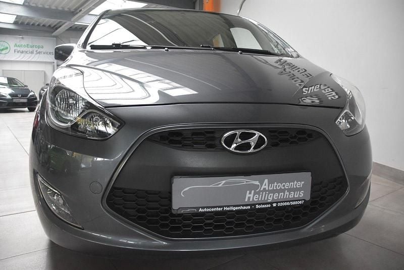Grau Gebraucht 2019 Hyundai ix20 Space Plus Van / Kleinbus | 12.980 € (Fairer Preis) - Bild 1/4