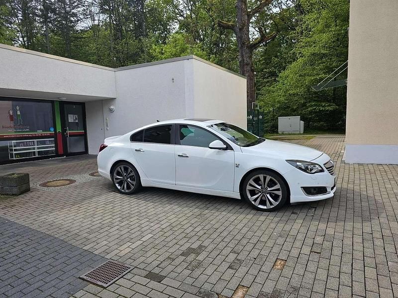 Weiß Gebraucht 2014 Opel Insignia OPC Limousine | 12.100 € (Etwas zu teuer) - Bild 1/4