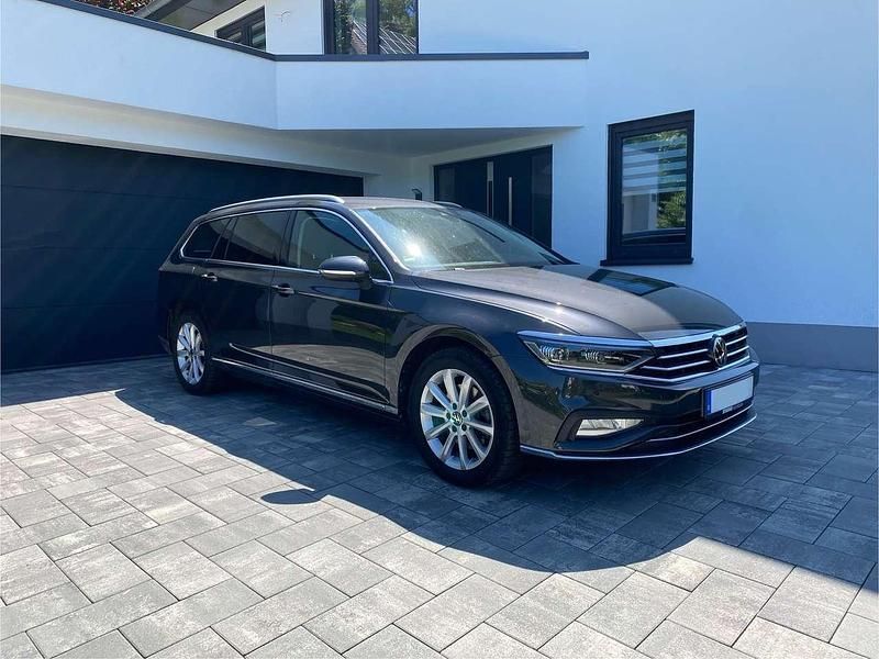 Grau Gebraucht 2023 VW Passat Elegance Kombi | 29.590 € (Fairer Preis) - Bild 1/4