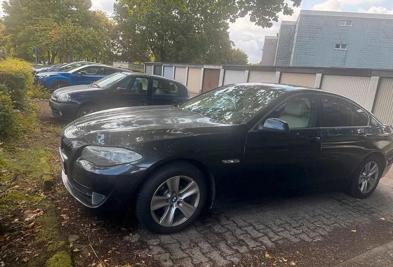 Grau Gebraucht 2010 BMW 523 Limousine | 6.500 € - Bild 1/4