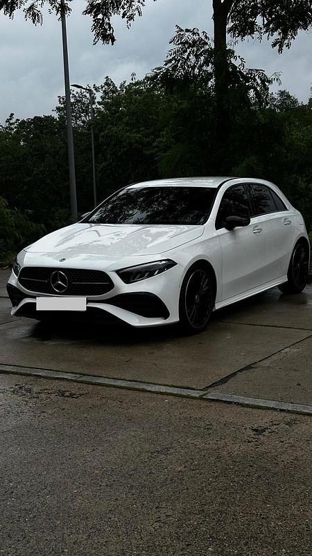 Weiß Gebraucht 2023 Mercedes A220 AMG line Plus Limousine | 32.999 € (Fairer Preis) - Bild 1/4