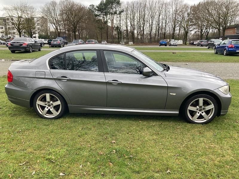 Gebraucht BMW 320 Lifestyle 184 PS (135 kW) 2011 Grau Limousine