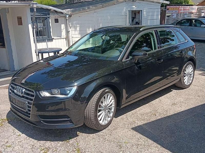 Schwarz Gebraucht 2015 Audi A3 Sportback Attraction Kombi | 9.950 € (Superpreis) - Bild 1/4