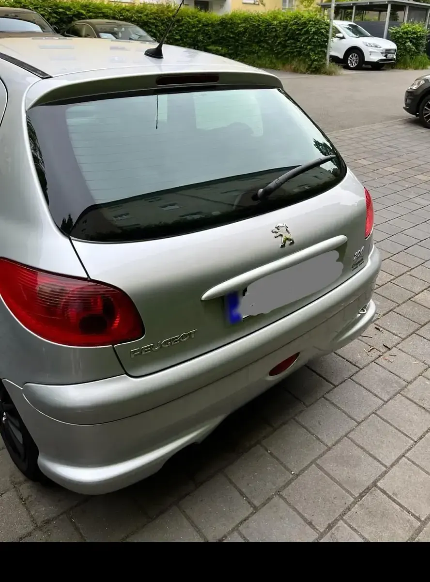 Gebraucht Peugeot 206 75 PS (55 kW) 2009 Silber Limousine