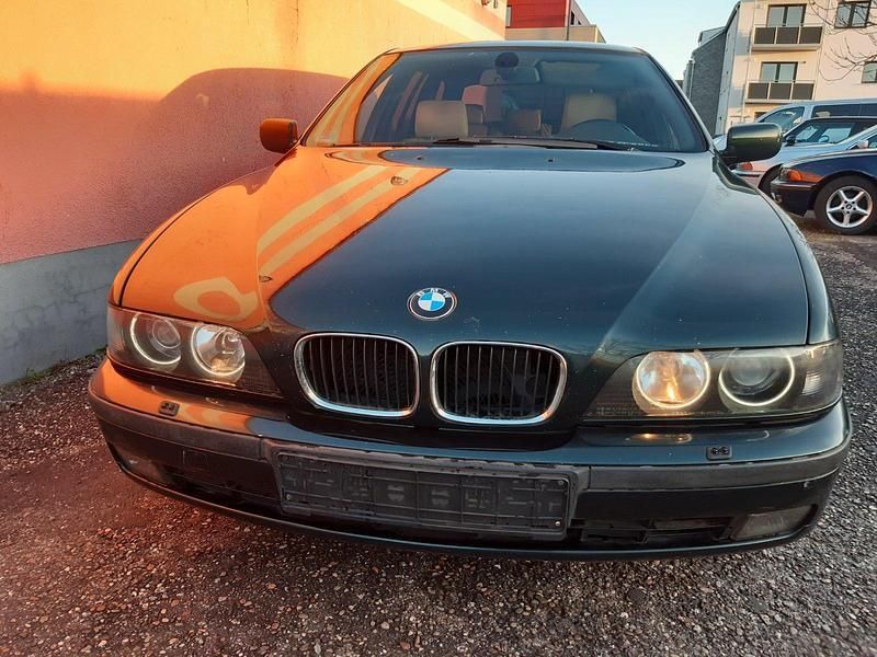 Grün Gebraucht 2000 BMW 520 Shadowline Kombi | 2.390 € - Bild 1/4