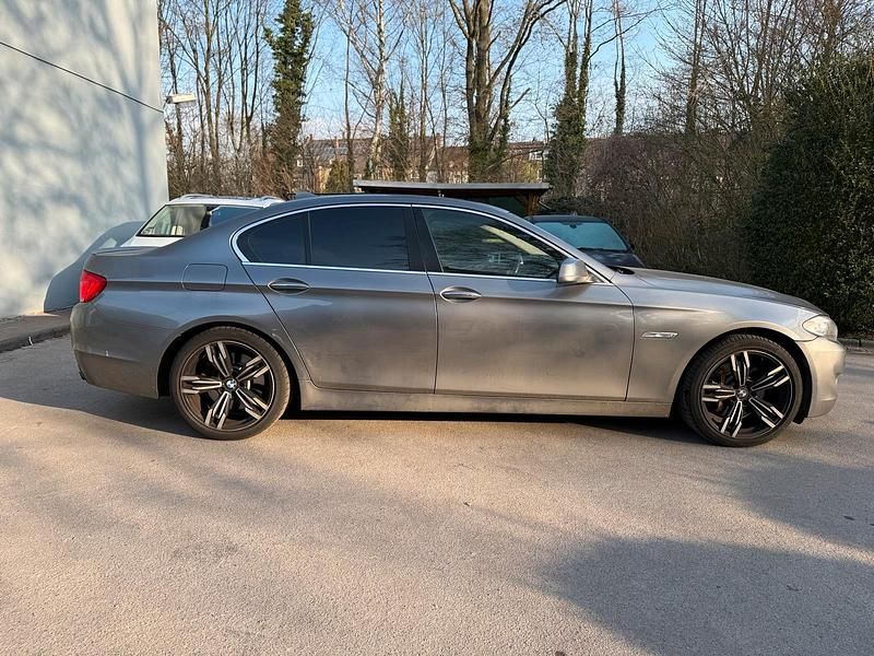 Gebraucht BMW 530 258 PS (189 kW) 2013 Grau Limousine