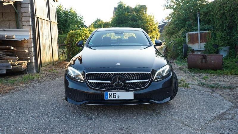 Schwarz Gebraucht 2016 Mercedes 220 Limousine | 25.900 € (Teuer) - Bild 1/4