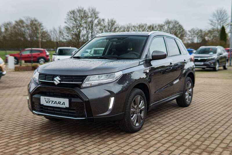Titan dark gray pearl metallic Neu 2025 Suzuki Vitara Comfort SUV | 28.690 € (Fairer Preis) - Bild 1/4