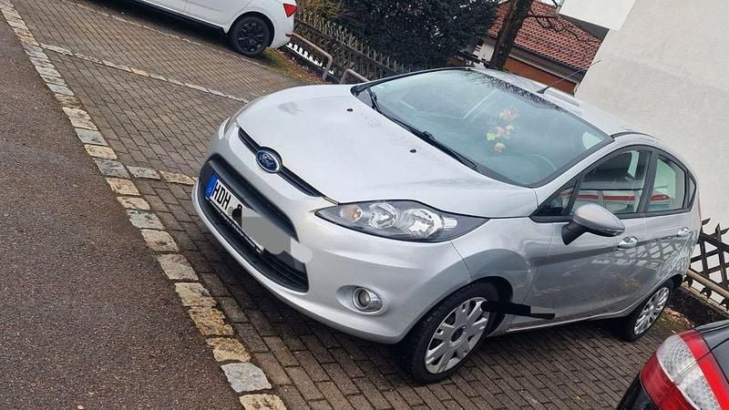 Gebraucht Ford Fiesta Trend 95 PS (69 kW) 2011 Silber Kleinwagen
