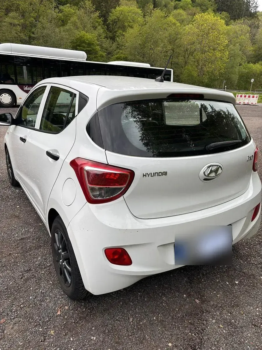Gebraucht Hyundai i10 67 PS (49 kW) 2015 Weiß Kleinwagen