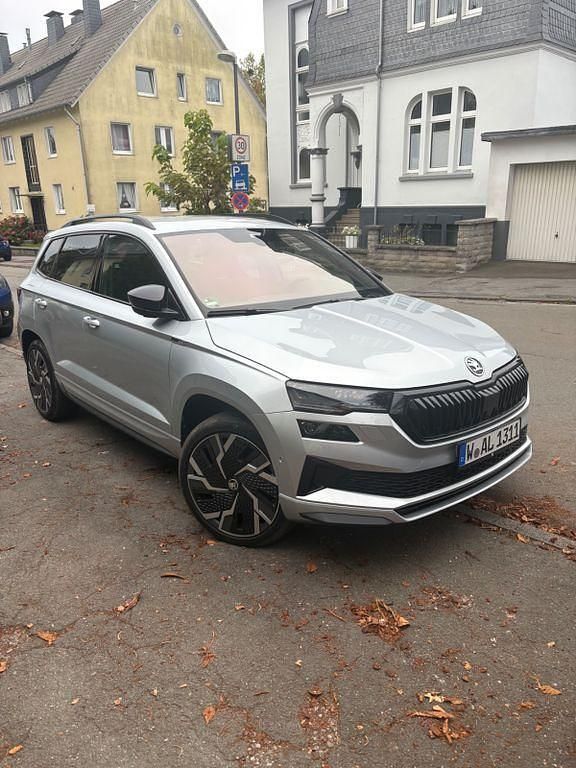 Silber Gebraucht 2023 Skoda Karoq SportLine SUV | 35.999 € (Etwas zu teuer) - Bild 1/4