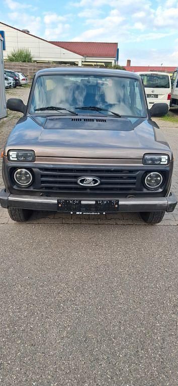 Braun Gebraucht 2017 Lada Urban SUV | 6.400 € (Guter Preis) - Bild 1/4