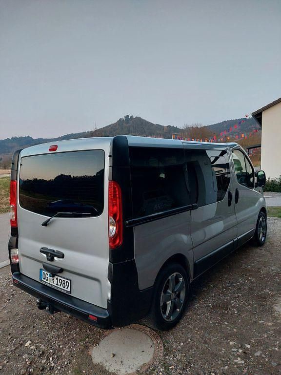 Gebraucht Opel Vivaro 114 PS (83 kW) 2010 Silber Van / Kleinbus