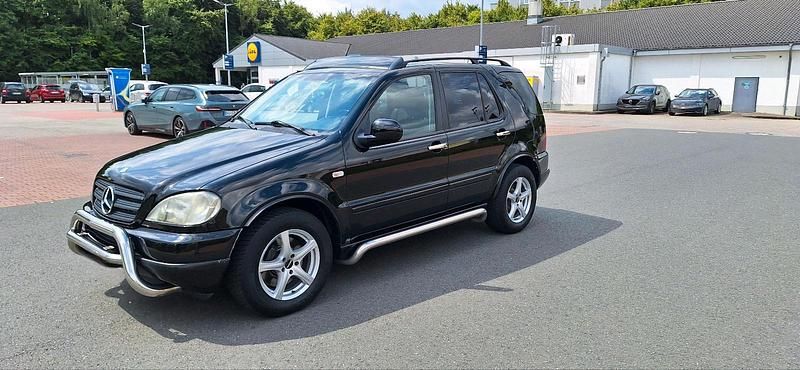Schwarz Gebraucht 2000 Mercedes ML430 SUV | 3.499 € (Fairer Preis) - Bild 1/4