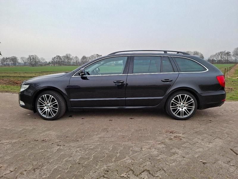 Gebraucht Skoda Superb 140 PS (102 kW) 2013 Schwarz Kombi