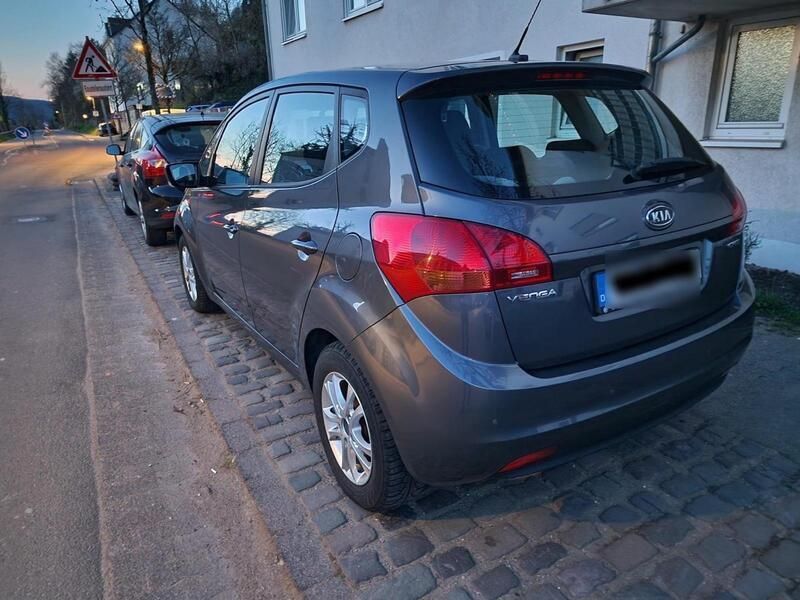 Grau Gebraucht 2011 Kia Venga Kleinwagen | 3.850 € (Fairer Preis) - Bild 1/4