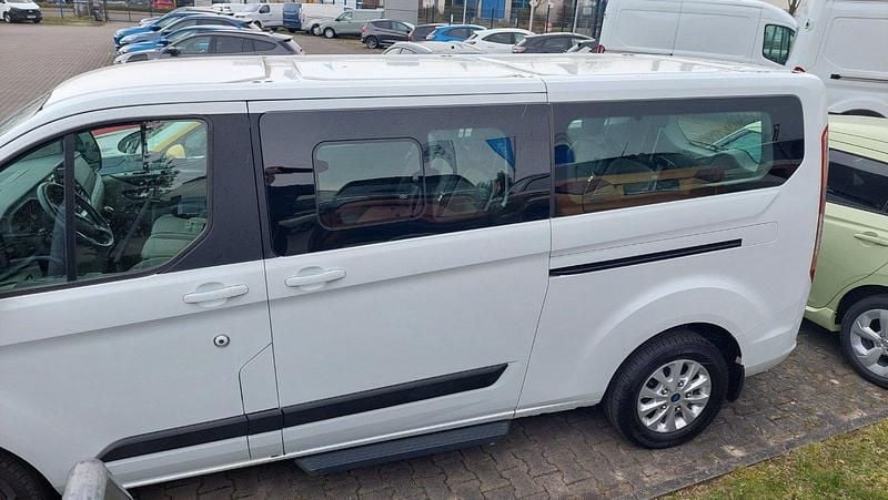 Gebraucht Ford Tourneo 131 PS (96 kW) 2020 Weiß Van / Kleinbus