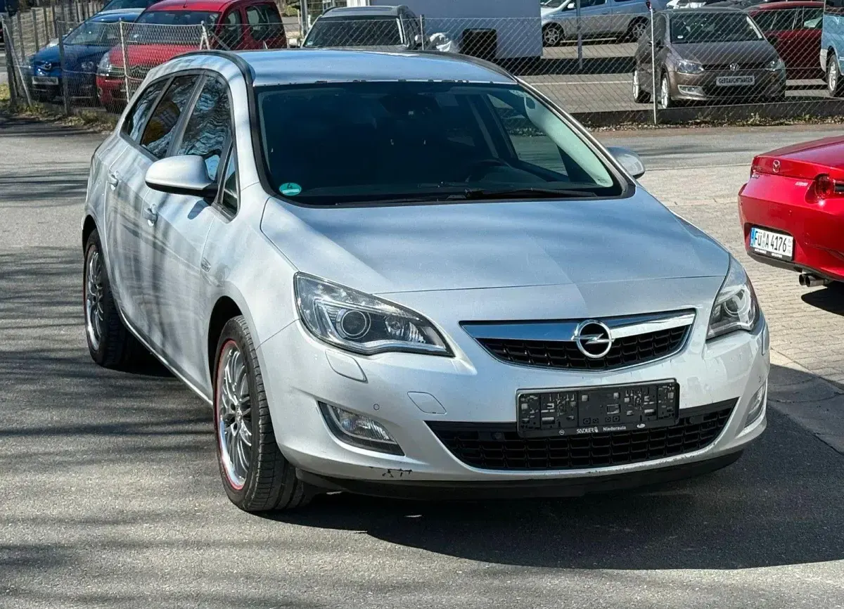 Gebraucht Opel Astra Innovation 160 PS (117 kW) 2011 Silber Kombi