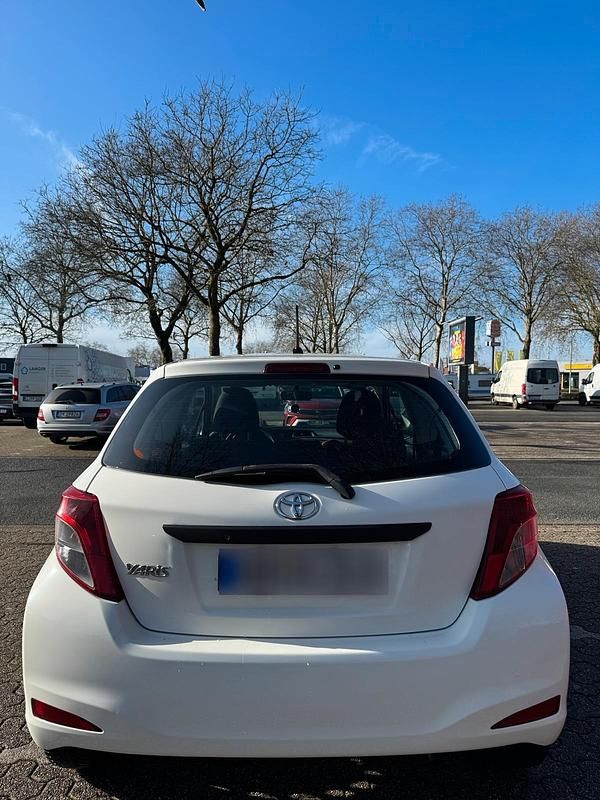 Gebraucht Toyota Yaris 69 PS (50 kW) 2012 Weiß Kleinwagen