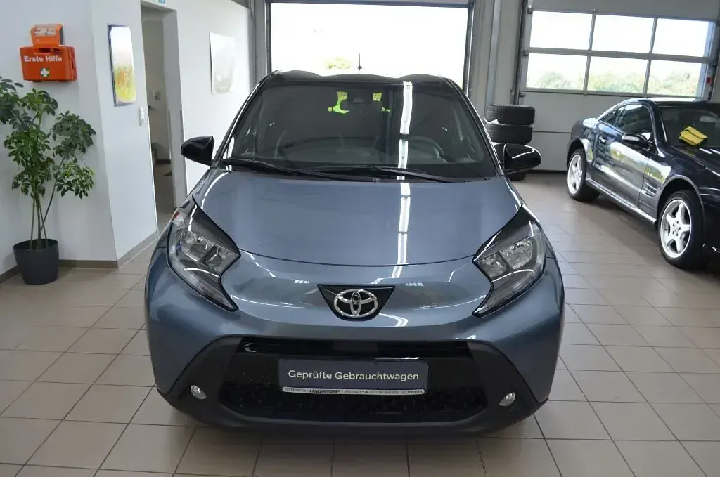 Gebraucht Toyota Aygo X Basis 72 PS (52 kW) 2024 Celestite grey metallic / night sky black SUV