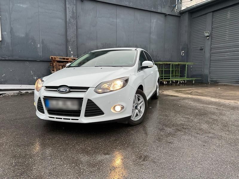 Weiß Gebraucht 2012 Ford Focus Limousine | 3.850 € (Guter Preis) - Bild 1/4
