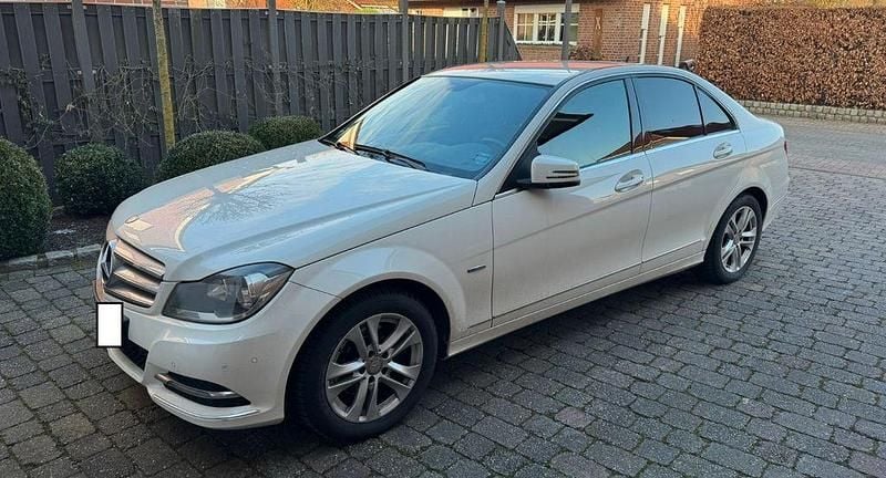 Weiß Gebraucht 2012 Mercedes C220 Avantgarde Limousine | 9.800 € (Etwas zu teuer) - Bild 1/4