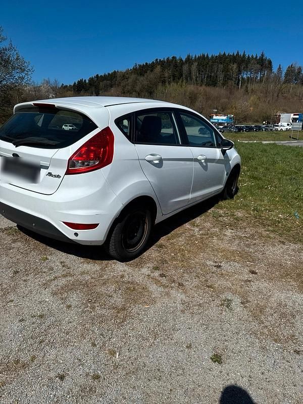 Gebraucht Ford Fiesta 80 PS (58 kW) 2009 Weiß Kleinwagen