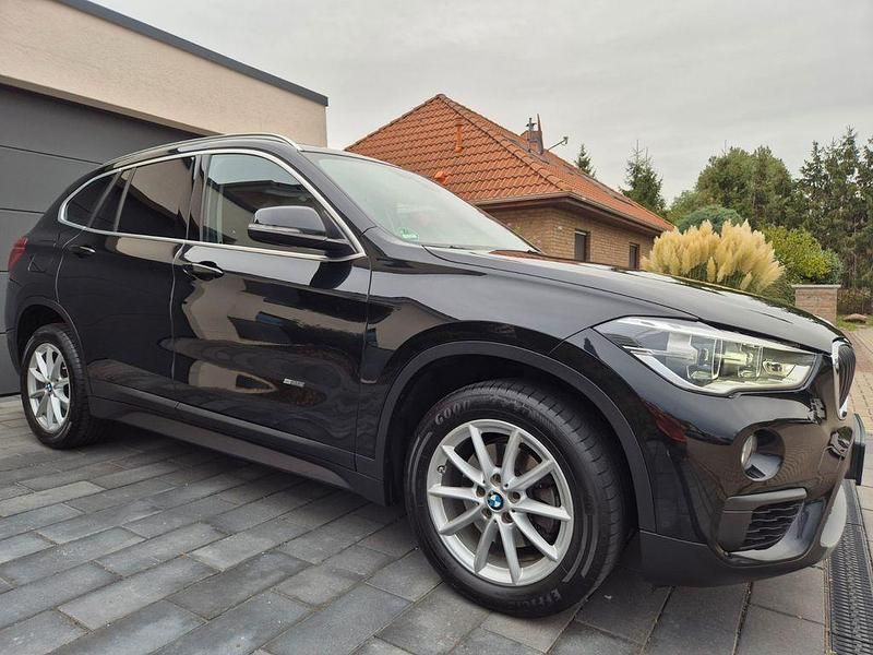 Schwarz Gebraucht 2018 BMW X1 Performance SUV | 17.300 € (Superpreis) - Bild 1/4