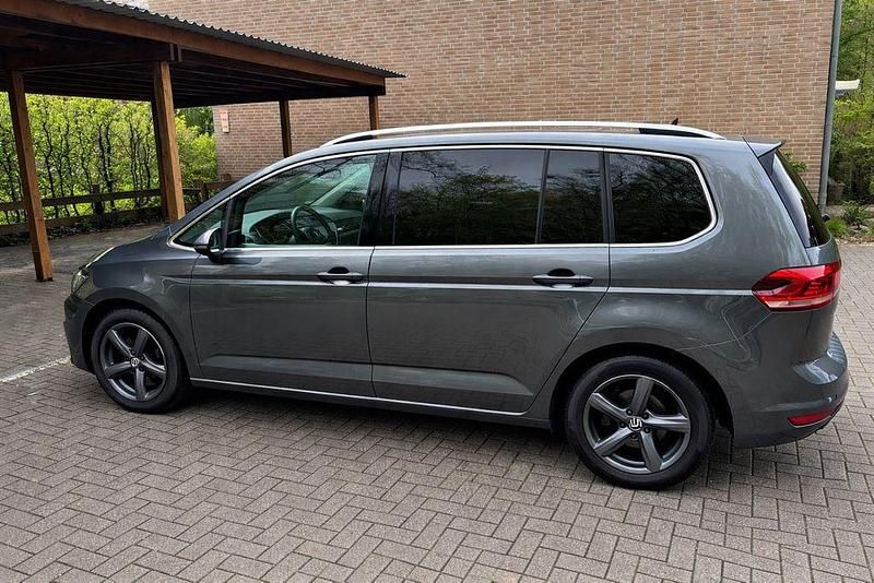 Gebraucht VW Touran Highline 150 PS (110 kW) 2020 Grau Van / Kleinbus