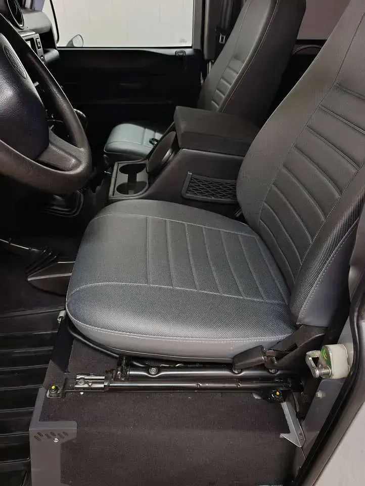 Gebraucht Land Rover Defender 122 PS (89 kW) 2008 Silber Kombi