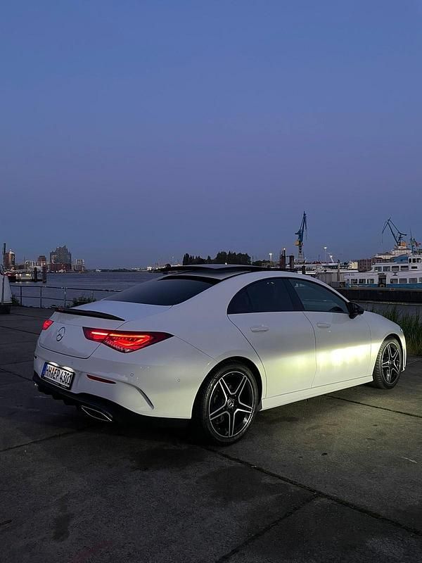 Weiß Gebraucht 2022 Mercedes CLA180 AMG line Limousine | 29.900 € (Fairer Preis) - Bild 1/4