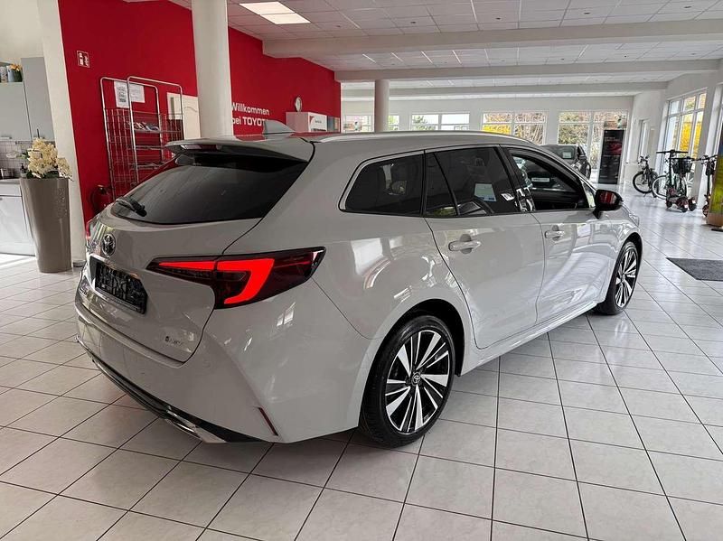 Neu Toyota Corolla 141 PS (103 kW) 2025 Grau Kombi