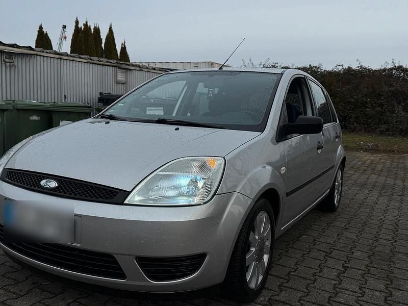 Gebraucht Ford Fiesta 70 PS (51 kW) 2005 Silber Kleinwagen