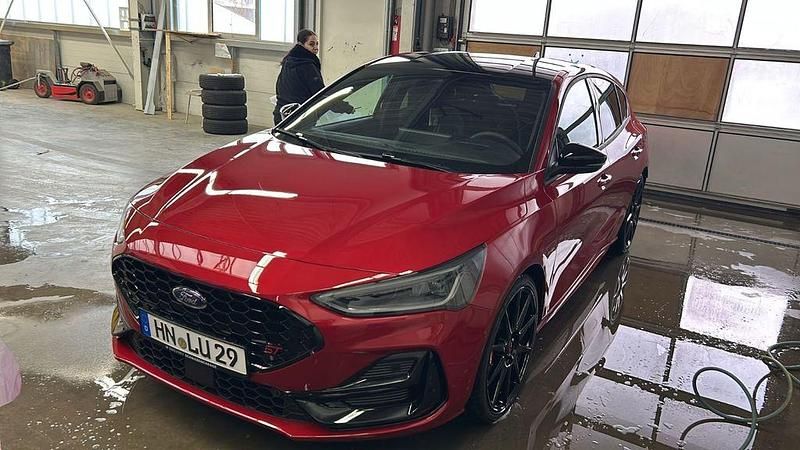 Rot Gebraucht 2024 Ford Focus ST Limousine | 31.800 € (Guter Preis) - Bild 1/4