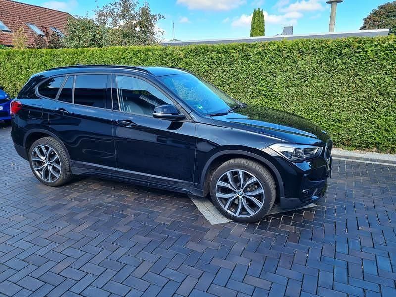 Schwarz Gebraucht 2021 BMW X1 Sport Line SUV | 24.800 € (Guter Preis) - Bild 1/4