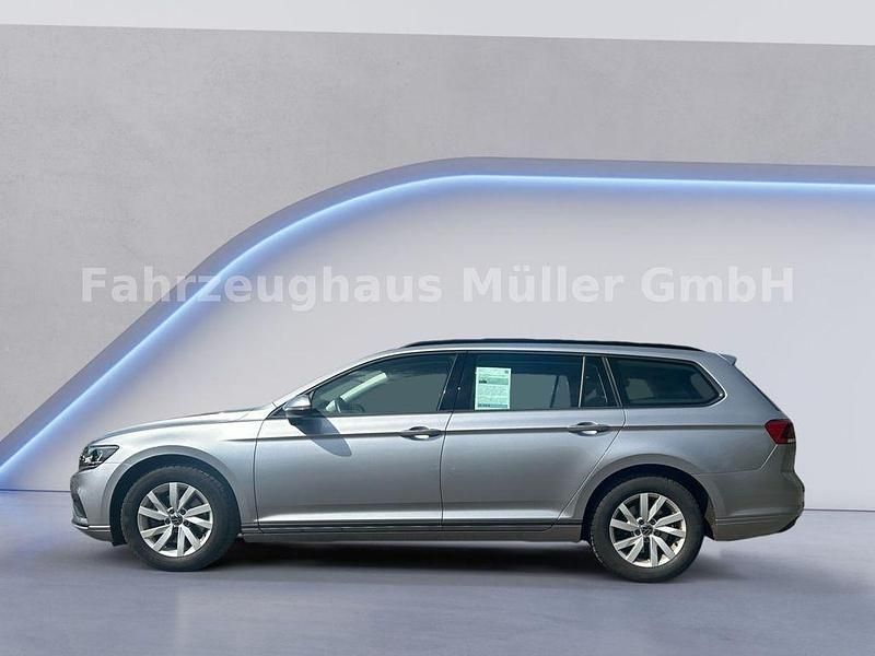 Gebraucht VW Passat Basis 150 PS (110 kW) 2023 Pyritsilber metallic Kombi
