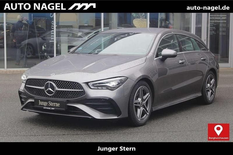 Mountaingrau Gebraucht 2024 Mercedes CLA200 Shooting Brake AMG Kombi | 30.780 € (Fairer Preis) - Bild 1/4