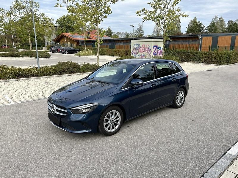Blau Gebraucht 2019 Mercedes B180 Progressive Van / Kleinbus | 19.800 € (Guter Preis) - Bild 1/4