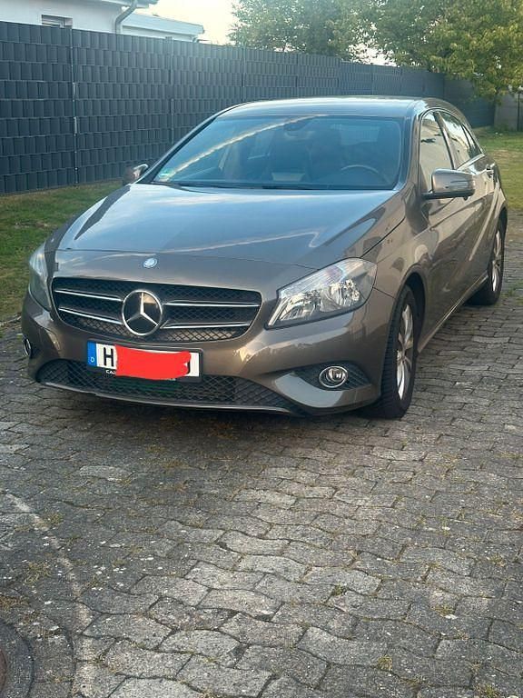 Braun Gebraucht 2013 Mercedes A180 Limousine | 9.500 € (Guter Preis) - Bild 1/4