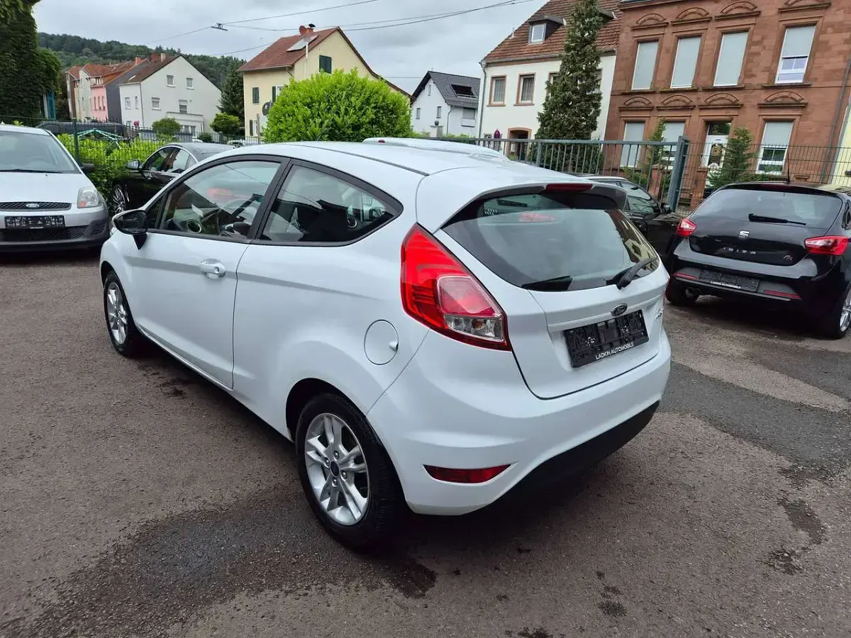 Gebraucht Ford Fiesta 60 PS (44 kW) 2017 Weiß Kleinwagen