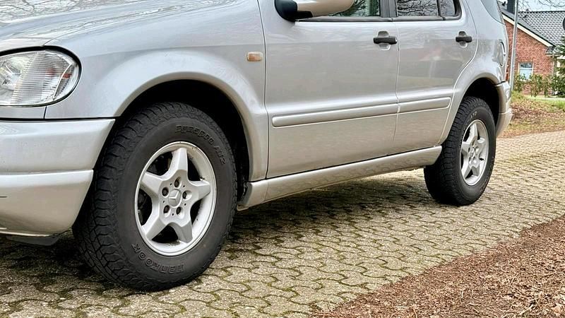 Gebraucht Mercedes ML270 163 PS (119 kW) 2000 Silber SUV