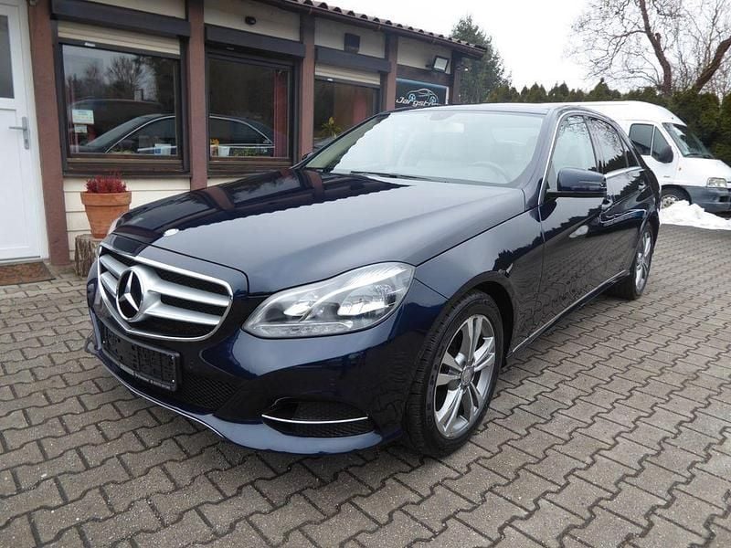 Blau Gebraucht 2014 Mercedes E220 Limousine | 13.998 € (Fairer Preis) - Bild 1/4