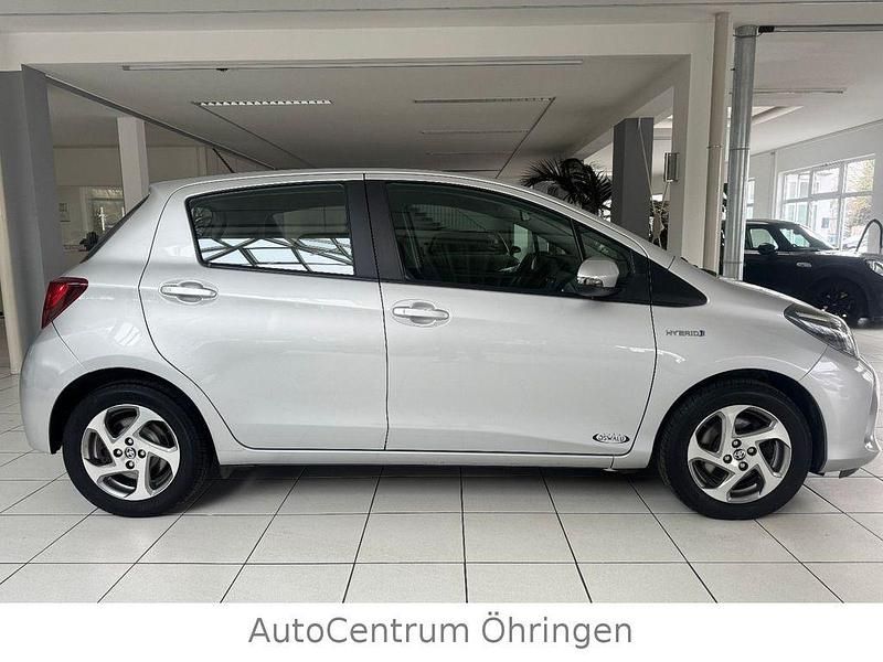 Gebraucht Toyota Yaris Hybrid Comfort 75 PS (55 kW) 2015 Silber Limousine